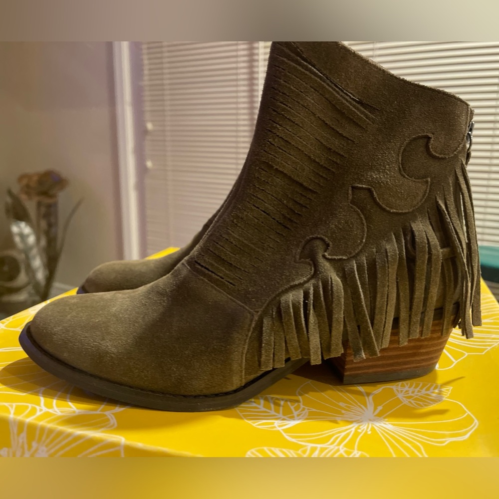 Yellow Box olive fringe booties Sz 7